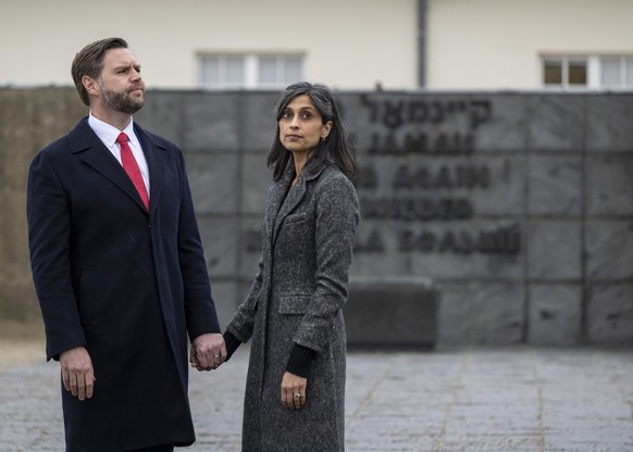 13.02.2025, Bayern, M�nchen: US-Vizepr�sident J. D. Vance und seine Frau Usha Chilukuri Vance besuchen nach ihrer Ankunft in Bayern das ehemalige Konzentrationslager Dachau um der dort umgekommenen Op ...
