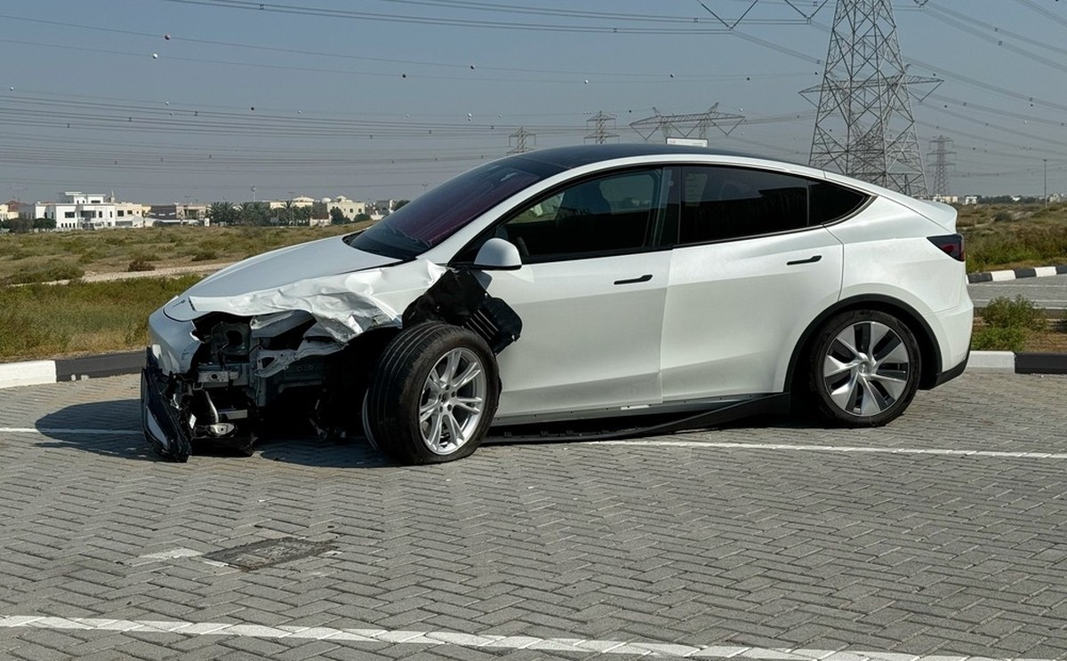 Nach Unfall beschädigter Tesla.