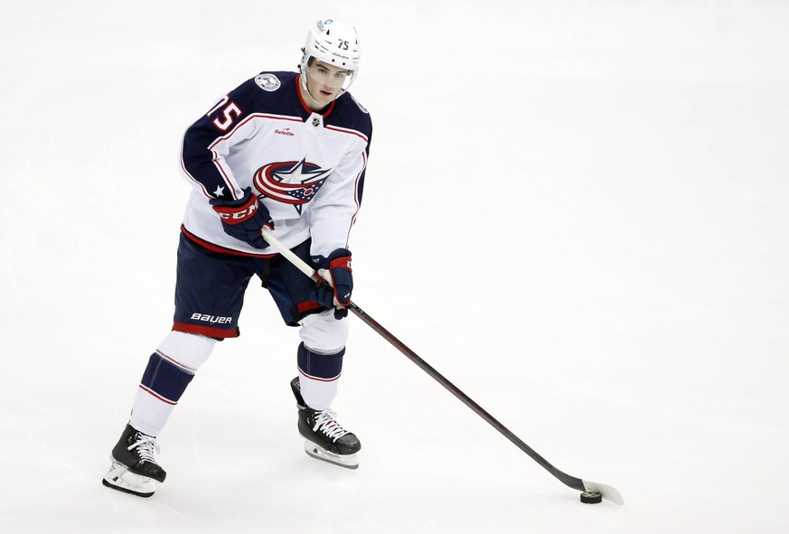 NHL, Eishockey Herren, USA Columbus Blue Jackets at Pittsburgh Penguins Dec 6, 2022 Pittsburgh, Pennsylvania, USA Columbus Blue Jackets defenseman Tim Berni 75 warms up before making his NHL debut aga ...