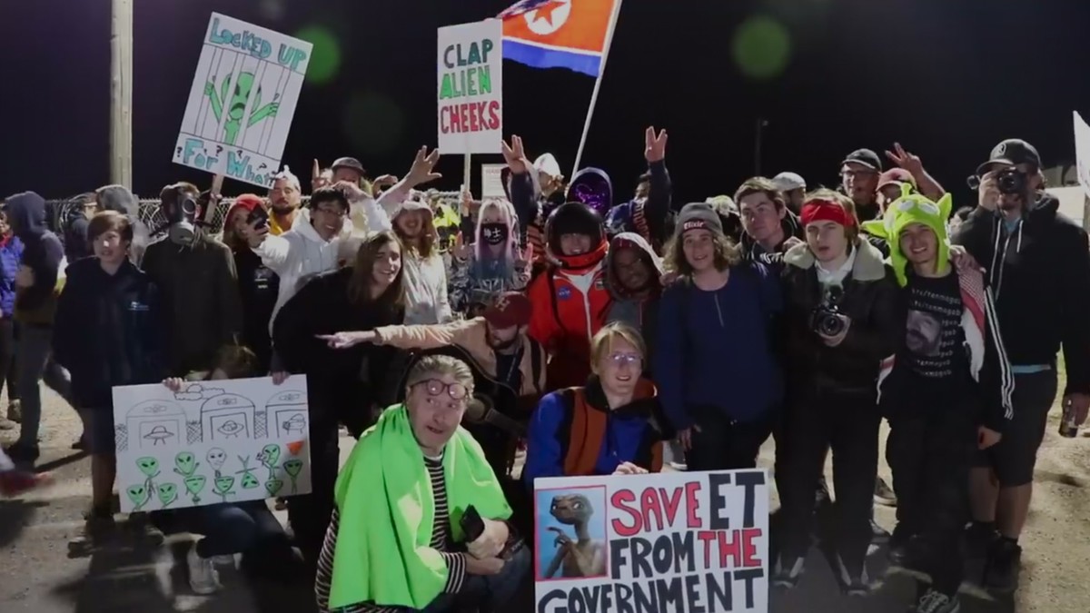 La joyeuse équipe venue faire la fête proche de la Zone 51.