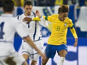 Jahic im Duell mit Neymar.