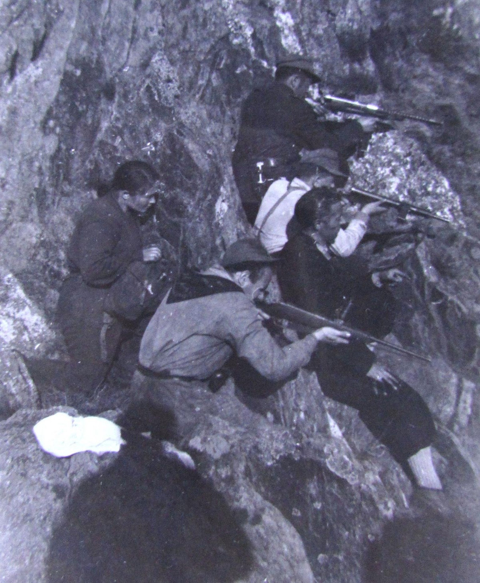 Maria Peron (links) gemeinsam mit Partisanen im Val Grande, 1944. Das Bild zeigt auch die unterschiedliche Bewaffnung der Partisanen, die für die Widerstandskämpfer ein dauerhaftes Problem darstellte. ...