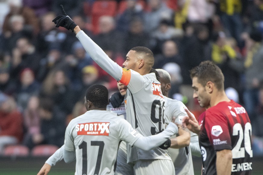 YBs Guillaume Hoarau, Mitte, jubelt beim 0-1, beim Fussballspiel der Super League zwischen Neuchatel Xamax FCS und den Berner Young Boys, am Sonntag, 16. Dezember 2018, in Neuenburg. (KEYSTONE/Marcel  ...