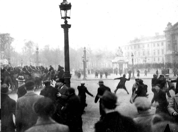 Polizeieinsatz auf der Place de la Concorde, 7. Februar 1934.
https://de.wikipedia.org/wiki/Unruhen_vom_6._Februar_1934#/media/Datei:%C3%89meute_f%C3%A9vrier_1934_place_de_la_Concorde.jpg