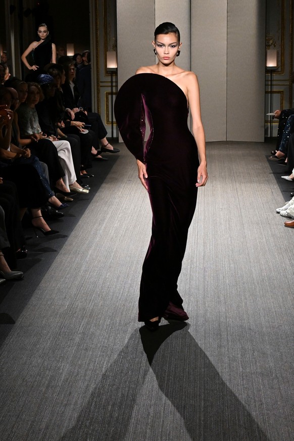 A model wears a creation as part of the Giorgio Armani Privé Haute Couture Fall/Winter 2026-2027 Women's collection presented in Paris, Tuesday, July 7, 2026. (AP Photo/Emma Da Silva)
France Fash ...