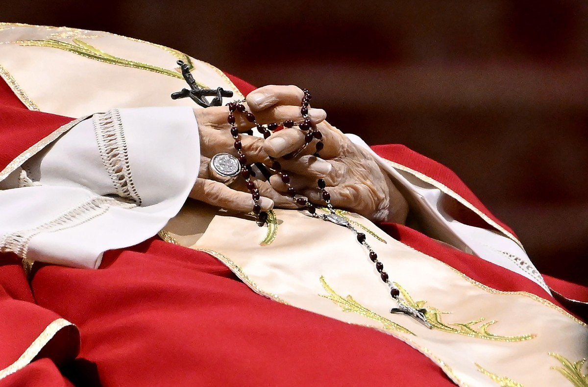 epa10386162 The body of the late Pope Emeritus Benedict XVI (Joseph Ratzinger) lies in state in the Saint Peter's Basilica for public viewing, Vatican City, 02 January 2023. Former Pope Benedict  ...