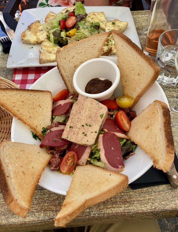 une salade: foie gras, magret de canard, lardons, toast essen food frankreich nancy sommer 2022