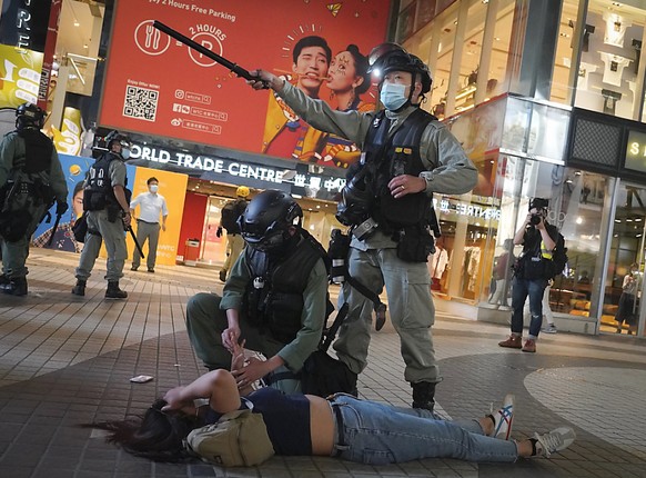 dpatopbilder - Bereitschaftspolizisten verhaftet eine Demonstrantin w