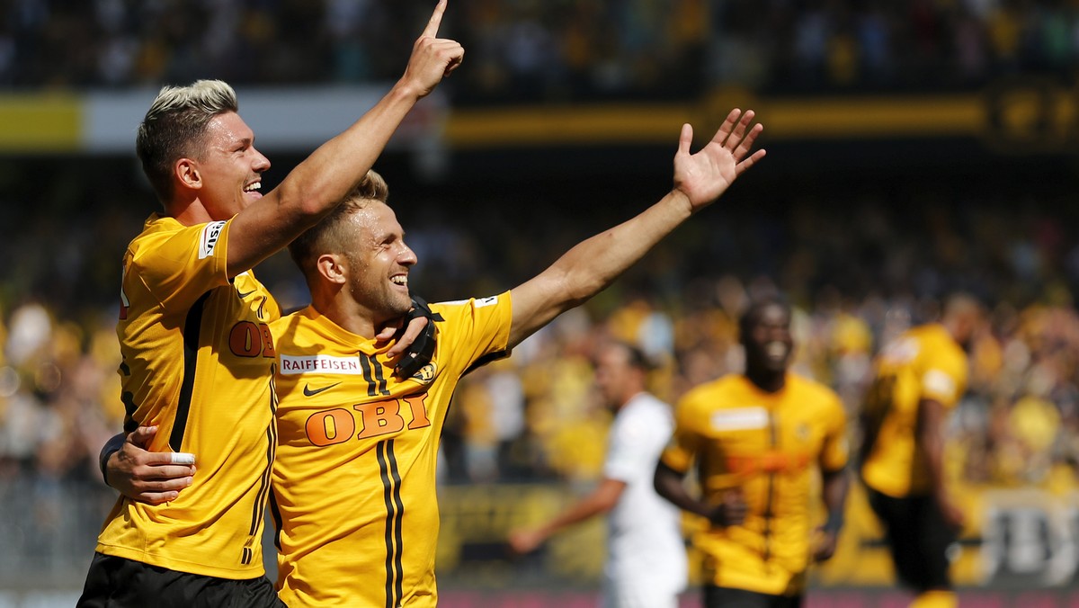 YBs Christian Fassnacht, links, jubelt nach seinem Tor zum 2-0 mit Teamkollege Miralem Sulejmani, im Super League Spiel zwischen dem BSC Young Boys Bern und dem FC Zuerich, am Sonntag, 5. August 2018  ...