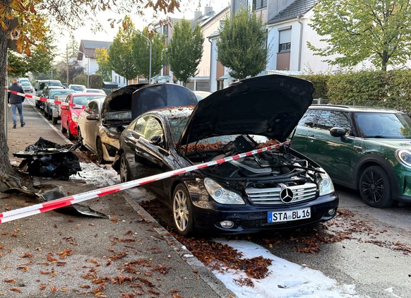 epa12419316 Two damaged cars at the scene after explosive devices were found in a burning house in Munich, Germany, 01 October 2025. The Oktoberfest grounds in Munich will remain closed until at least ...