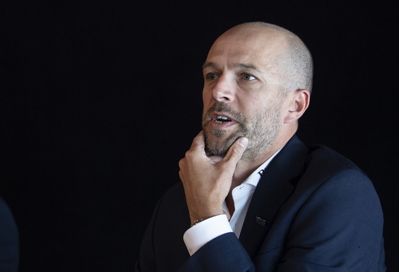 Raeto Raffainer, Chief Sport Officer, links, und Andrew Ebbett, General Manager, sprechen an der Vorsaison Medienkonferenz des SC Bern, am Montag, 30. August 2021, in Bern. (KEYSTONE/Peter Schneider)