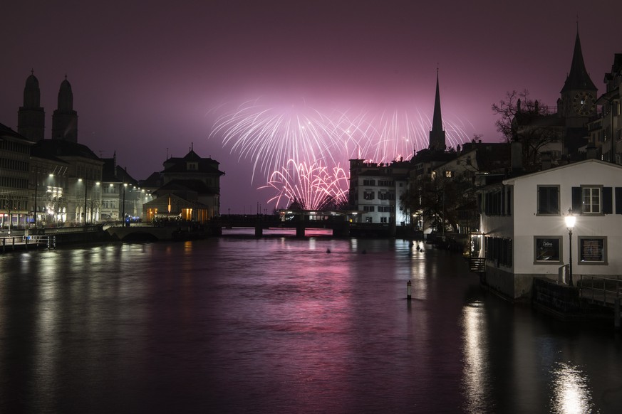epa08097246 Fireworks illuminate the sky above Zurich, Switzerland, during the New Year&#039;s Eve festivities, early 01 January 2020. EPA/ENNIO LEANZA