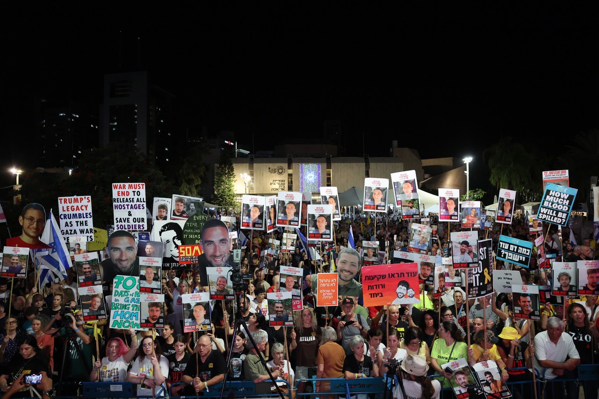 epa12374248 Families of Israeli hostages held by Hamas in Gaza and their supporters march toward the Kirya military headquarters during a protest calling on the government to stop the Israeli operatio ...