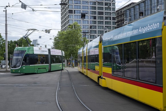 Ein Tram der BVB (Basler Verkehrs-Betriebe), links, und der BLT (Baselland Transport ), rechts, in Basel, am Montag, 16. Mai 2022. (KEYSTONE/Georgios Kefalas)