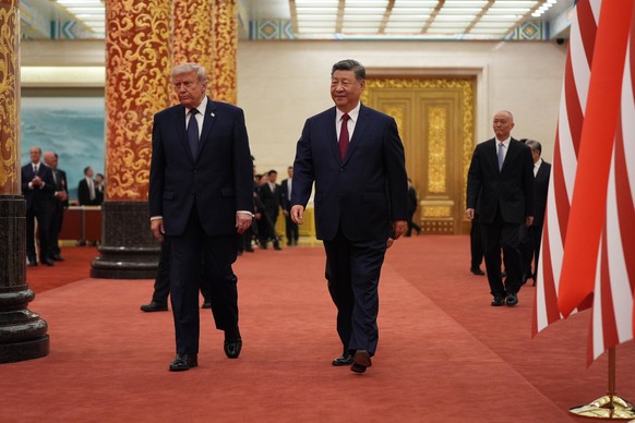 President Donald Trump, left, and Chinese President Xi Jinping, center, arrives during a state dinner at the Great Hall of the People on Thursday May 14, 2026, in Beijing. (AP Photo/Mark Schiefelbein) ...