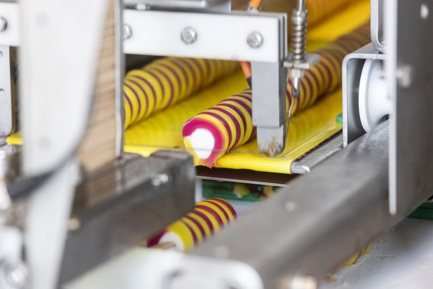 View into the ice cream production of the food manufacturer Midor AG of the Migros Group, taken on Tuesday, July 16, 2019 in Meilen, Switzerland. (KEYSTONE/Ennio Leanza)

Blick in die Glace Produktion ...