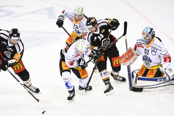 From left Lugano’s player Raffaele Sannitz, Zug&#039;s player Santeri Alatalo, Zug&#039;s player Samuel Erni, Lugano’s player Patrik Zackrisson and Zug&#039;s goalkeeper Tobias Stephan during the prel ...