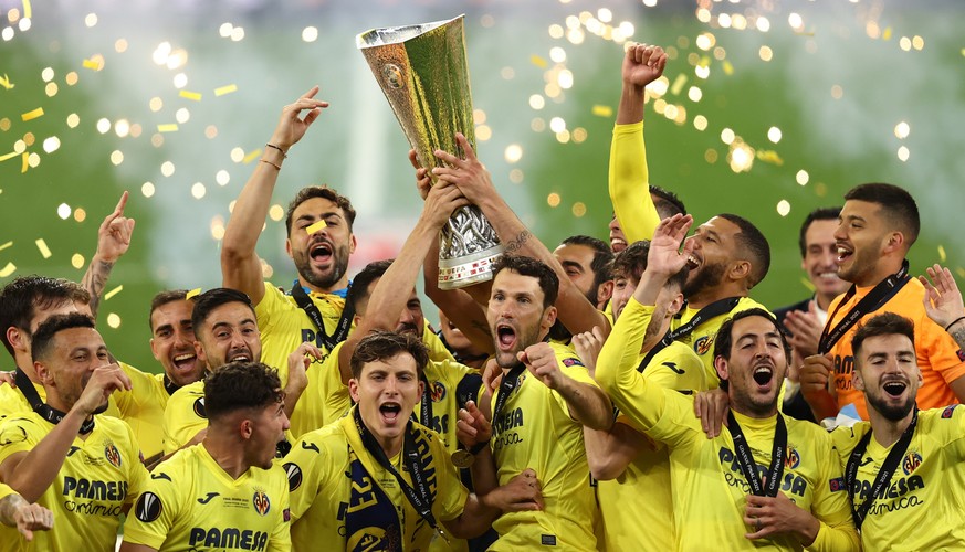 epaselect epa09230316 Players of Villarreal celebrate with the trophy after winning the UEFA Europa League final soccer match between Villarreal CF and Manchester United in Gdansk, Poland, 26 May 2021 ...