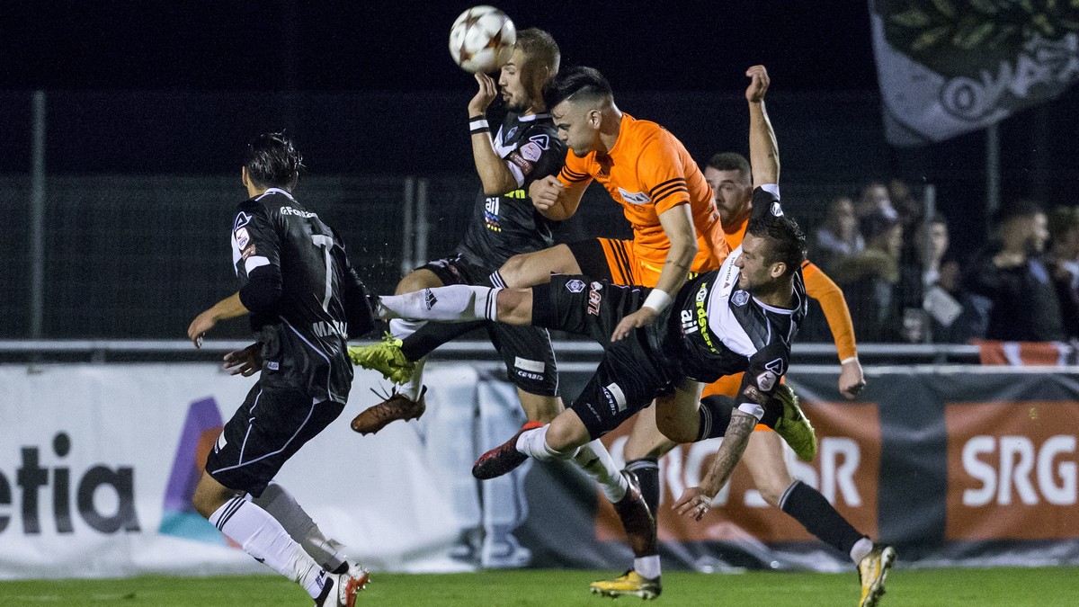 Luganos Younes Bnou Marzouk, Luganos Steve Rouiller, SchoetzÕ Halit Bajrami und Luganos Radomir Milosavljevic, von links, waehrend dem Fussball Cup Achtelfinal zwischen dem FC Schoetz und dem FC Lugan ...