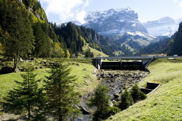 Das Kraftwerk Sahli der Elektrizitätswerke des Bezirks Schwyz an der Muota am Mittwoch, 15. Oktober 2013.Im Hintergrund der Glatten. (KEYSTONE/Sigi Tischler)