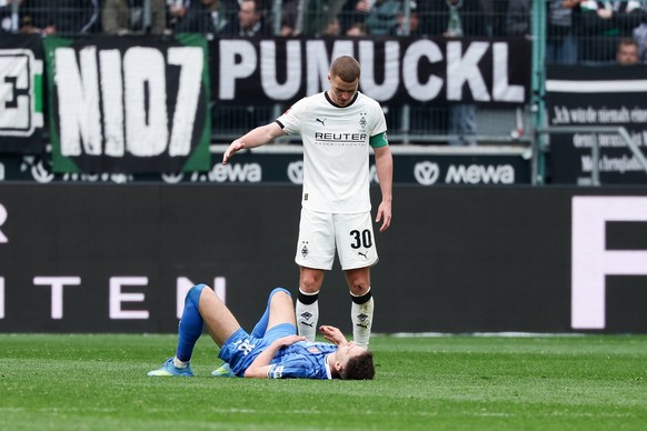 Moenchengladbach, Germany, 04.04.26, Adam Koelle 1.FC Heidenheim und Nico Elvedi Borussia Moenchengladbach enttaeuscht nach dem Spiel des Spiels der 1. Bundesliga zwischen Borussia Moenchengladbach -  ...