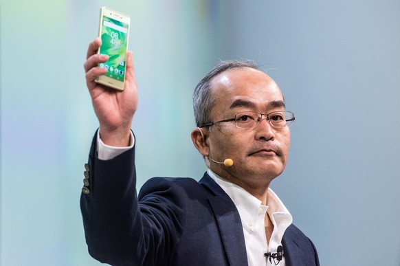 Hiroki Totoki,&nbsp;CEO von Sony Mobile Communication, mit dem Xperia X.&nbsp;<br data-editable="remove">
