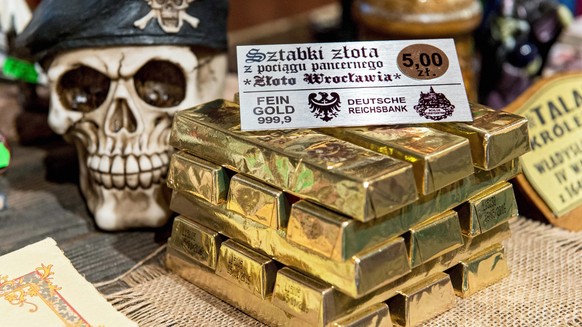 epaselect epa04912259 Chocolate Gold Bars, souvenirs inspired by the quest for the so-called Nazi Gold Train are on display for sale at Ksiaz Castle in Walbrzych, Poland, 04 Septemeber 2015. Peter Kop ...