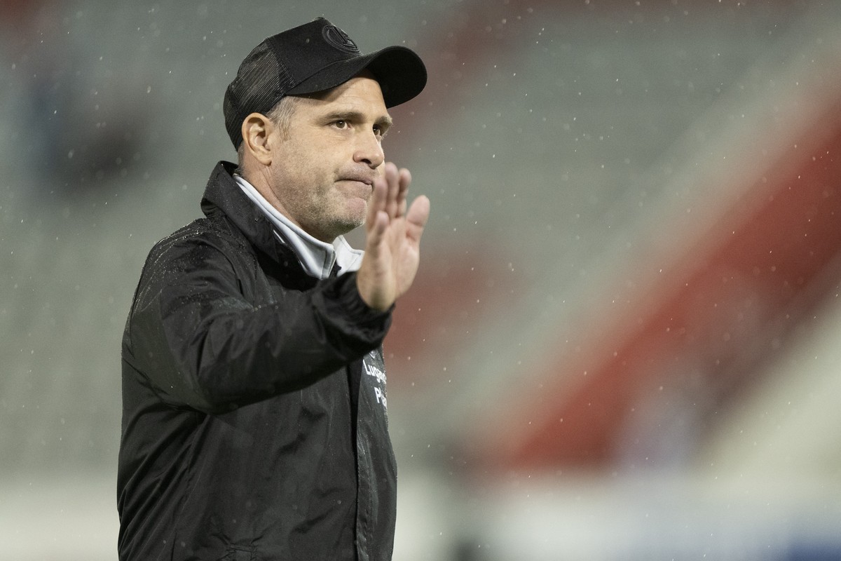 epa12259746 Lugano's headcoach Mattia Croci-Torti gestures after the UEFA Europa League 2nd qualifying round soccer match between FC Lugano and CFR Cluj, in Thun, Switzerland, 24 July 2025. EPA/A ...
