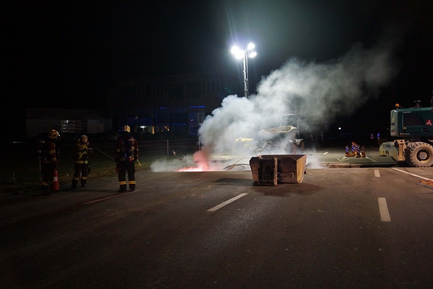 Im Kanton Zug ist in zwei Gemeinden in der Nacht auf Dienstag wegen eines Kabelbrands auf einer Baustelle teilweise der Strom ausgefallen. Davon betroffen sind laut Angaben der Polizei auch mehrere St ...