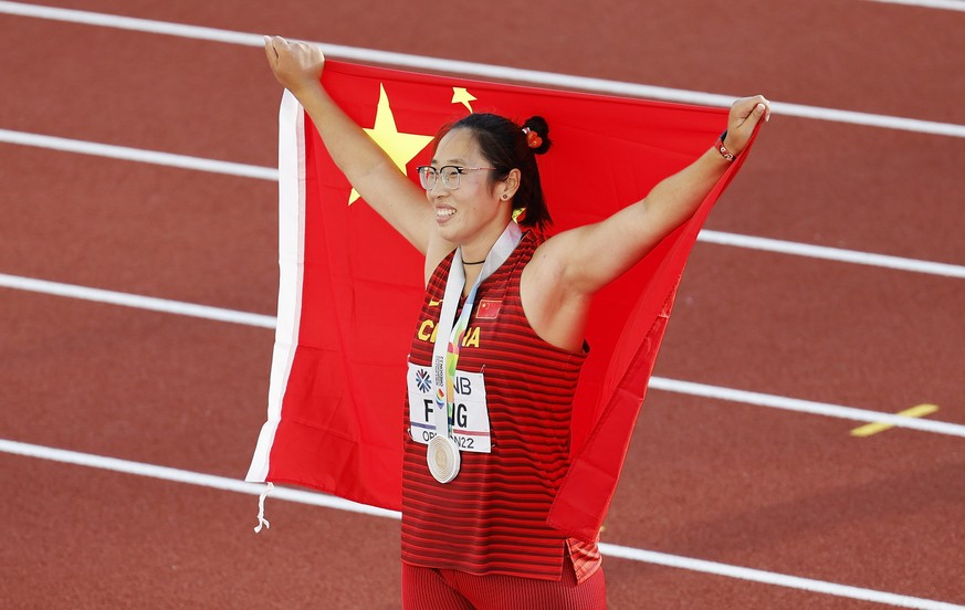 epa10083469 Gold medalist Bin Feng of China, celebrates after the women&#039;s Discus Throw final, during the World Athletics Championships Oregon22, at Hayward Field, in Eugene, Oregon, USA, 20 July  ...