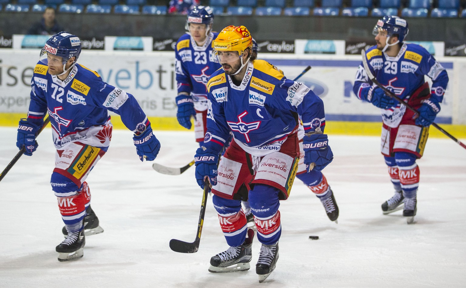 EHC Kloten Stuermer Denis Hollenstein, Mitte, Verteidiger Patrick von Gunten, links, und Stuermer Vincent Praplan, rechts, waehrend dem Eishockey-Meisterschaftsspiel der National League zwischen dem E ...