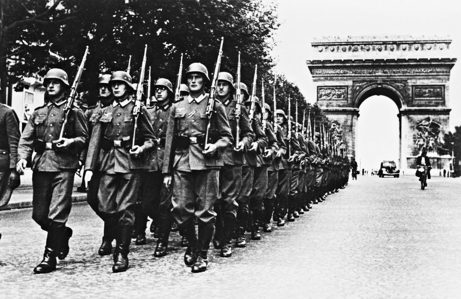 Nazis in Paris, 1940 https://www.reddit.com/r/Gondola/comments/7jgd0y/nazis_marching_through_larc_de_triomphe_1940/