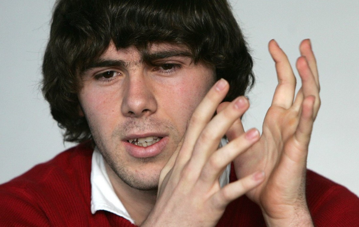 Der FC Basel Spieler Ivan Ergic gibt am Freitag, 19. November 2004 an der Pressekonferenz in Basel Auskunft ueber seinen Gesundheitszustand. (KEYSTONE/Markus Stuecklin)