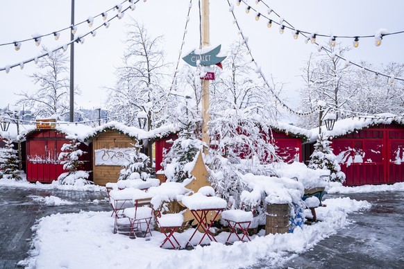 Der Weihnachtsmarkt auf dem Sechsenlaeutenplatz, am Freitag, 22. November 2024 in Zuerich. Die verbreiteten Schneefaelle vom Vorabend und in der Nacht haben in weiten Teilen des Mittellands zu Verkehr ...