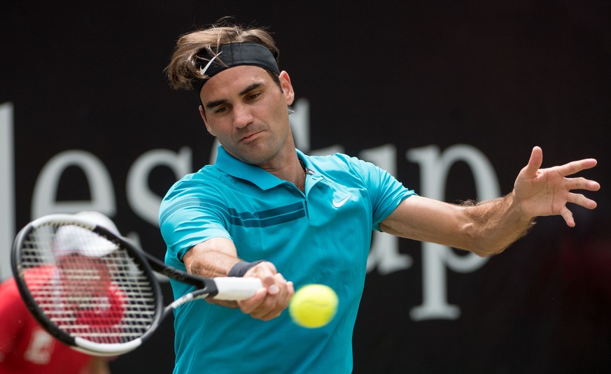 17.06.2018, Baden-Wuerttemberg, Stuttgart: Tennis: ATP-Tour - Stuttgart, Einzel, Herren, Finale. Federer (Schweiz) - Raonic (Kanada). Roger Federer in Aktion. (KEYSTONE/DPA/Marijan Murat)