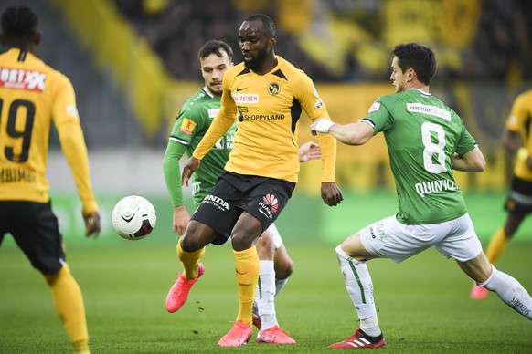 YBs Nicolas Moumi Ngamaleu, Mitte, gegen St.Gallens Jeremy Guillemenot, links, und Jordi Quintilla, rechts, beim Fussball Super-League Spiel zwischen dem FC St. Gallen und dem BSC Young Boys Bern, am  ...