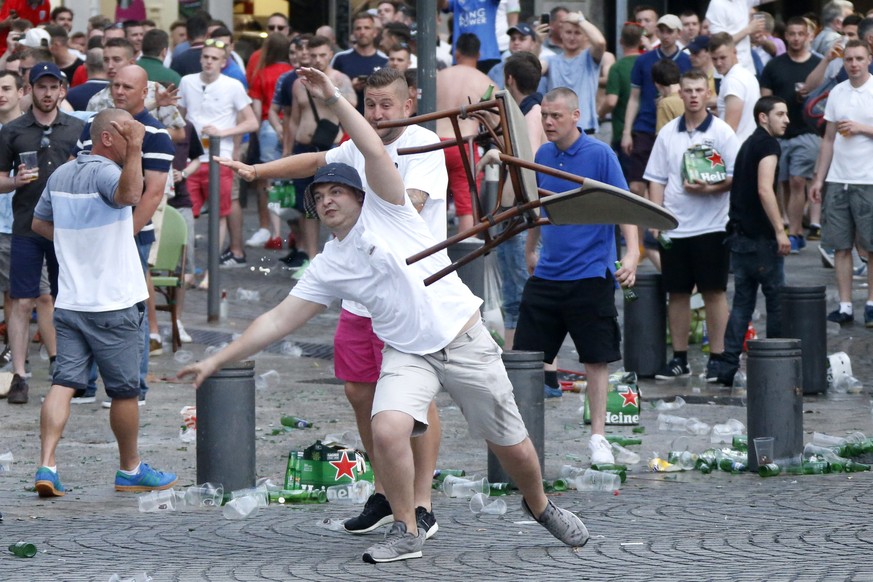 Hooligans in Marseille am letzten Freitag.
