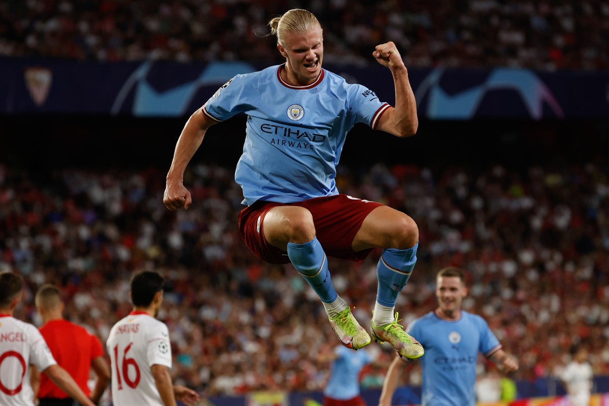 epa10165512 Manchester City's Erling Haaland celebrates after scoring the team's third goal in the UEFA Champions League Group G soccer match between Sevilla FC and Manchester City held at S ...