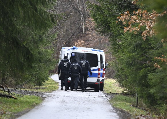 14.03.2023, Nordrhein-Westfalen, Freudenberg: Polizisten suchen in der N