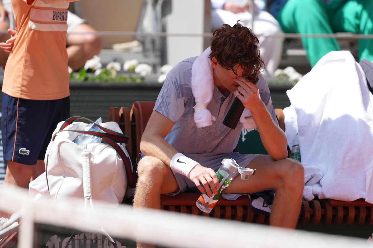 Jannik Sinner of Italy reacts as he cools himself with the water during a break at the second round men's singles tennis match against Juan Manuel Cerundolo of Argentina at the French Open tennis ...