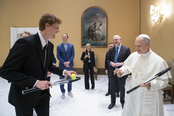epa12099334 A handout photo made available by the Vatican Media shows Italian tennis player Jannik Sinner giving a tennis racket to the Pope Leo XIV in Vatican City, 14 May 2025. EPA/VATICAN MEDIA HAN ...