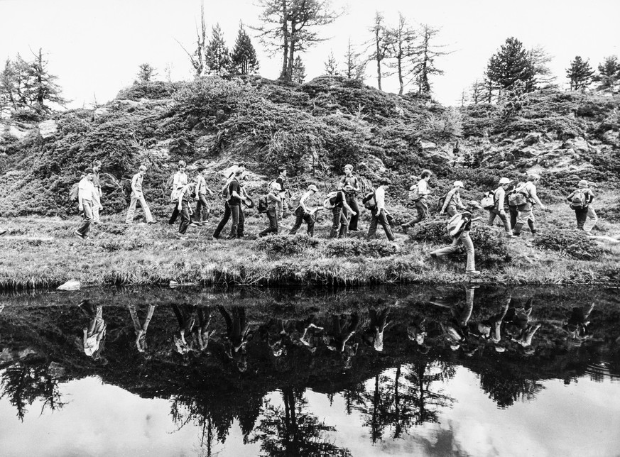 Young people hike along Lake Sihl with their backpacks, pictured in Einsiedeln, Canton of Schwyz, Switzerland, on July 13, 1979. (KEYSTONE/Str)

Jugendliche wandern mit ihren Rucksaecken entlang des S ...