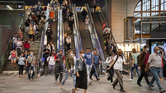 Reisende bei der Ankunft am Bahnhof SBB in Basel, am Montag, 6. Juli 2020. Das Schutzkonzept gegen das Coronavirus wurde angepasst: Alle Reisenden muessen in oeffentlichen Verkehrsmitteln eine Maske t ...