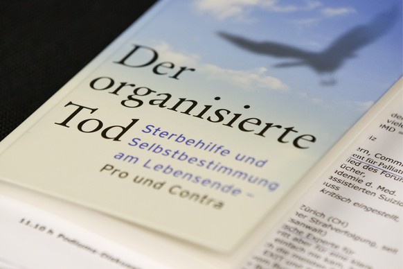 ARCHIV --- ZUR GV VON EXIT DEUTSCHE SCHWEIZ STELLEN WIR IHNEN FOLGENDES BILD ZUR VERFUEGUNG --- Das Buch &quot;Der organisierte Tod. Sterbehilfe und Selbstbestimmung am Lebensende - Pro und Contra&quo ...