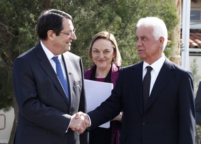 Griechisch-zyprischer Volksvertretter Nikos Anastasiades (links), UNO-Beauftragte Lisa Buttenheim&nbsp;(mitte)&nbsp;und der&nbsp;türkisch-zyprischer Volksvertretter&nbsp;Dervis Eroglu (rechts)