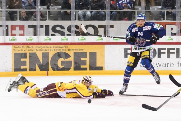 Servettes Stuermer Arnaud Jacquemet, links, und Biels Stuermer Makai Holdener, rechts, kaempfen um den Puck, beim Eishockey Meisterschaftsspiel der NLA zwischen dem EHC Biel und Genf Servette HC, am D ...