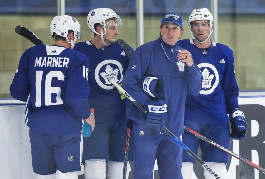 Toronto Maple Leafs, from left,Mitch Marner, Zach Hyman, coach Mike Babcock, and John Tavares chat between drills during NHL hockey training camp in Niagara Falls, Ontario, Friday, Sept. 14, 2018. (Aa ...