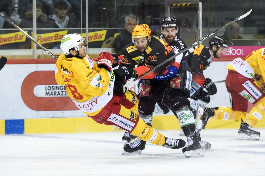 Biels Marc-Antoine Pouliot, links, und Berns Topscorer Simon Moser, rechts, kaempfen um den Puck, im fuenften Eishockey Playoff-Halbfinalspiel der National League zwischen dem SC Bern und dem EHC Biel ...