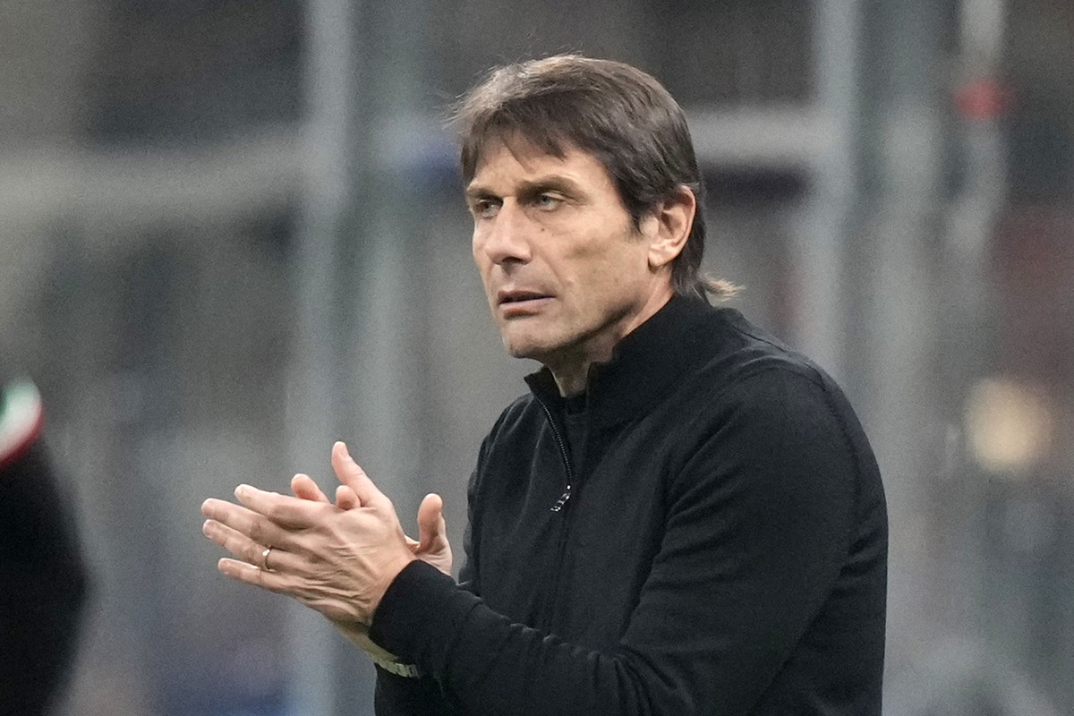 Tottenham's head coach Antonio Conte gives instructions from the side line during the Champions League, round of 16, first leg soccer match between AC Milan and Tottenham Hotspur at the San Siro  ...