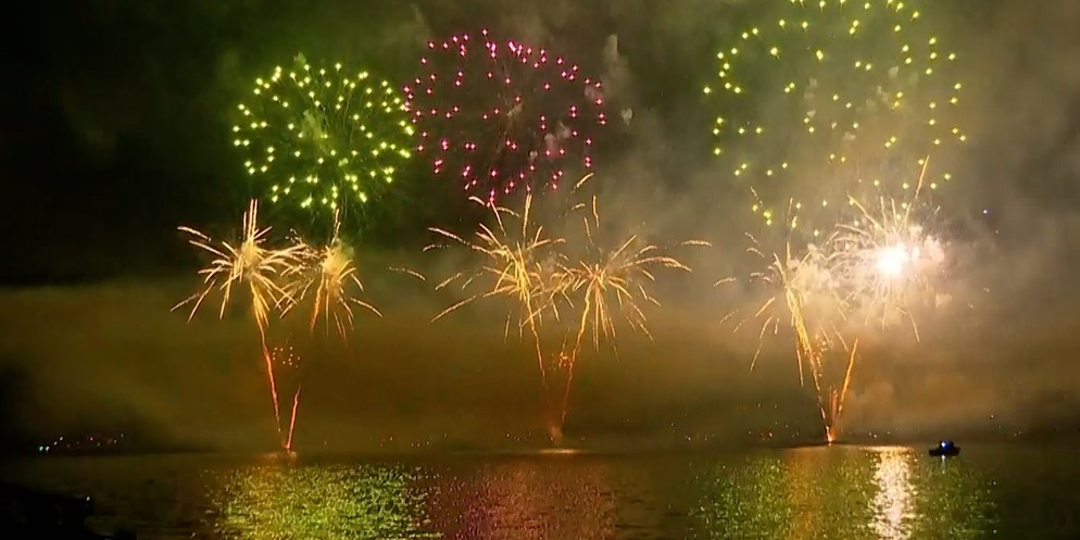Jedes Jahr aufs Neue wieder begeistert der Silvesterzauber mit einem Feuerwerk rund um das Zürcher Seebecken. Im Video gibts die Highlights aus den vergangenen sieben Jahren Silvesterzauber im Schnell ...
